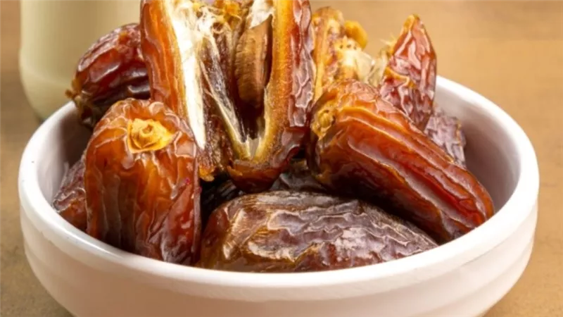 وصفة منزلية بسيطة هاتنفعك في رمضان: التمر بالحليب والمكسرات لأحلى طعم 	