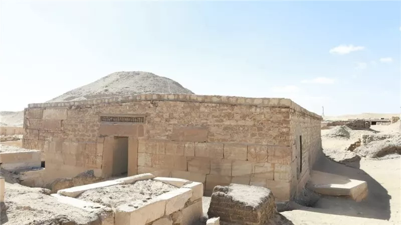ما الذي يحدث في سقارة؟.. كواليس وأسرار زيارة النيابة العامة لمقبرة 