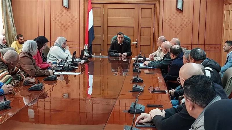 نائب محافظ بورسعيد يجتمع مع مسئولي شركة النظافة لمتابعة العمل بالمنظومةالجديدة