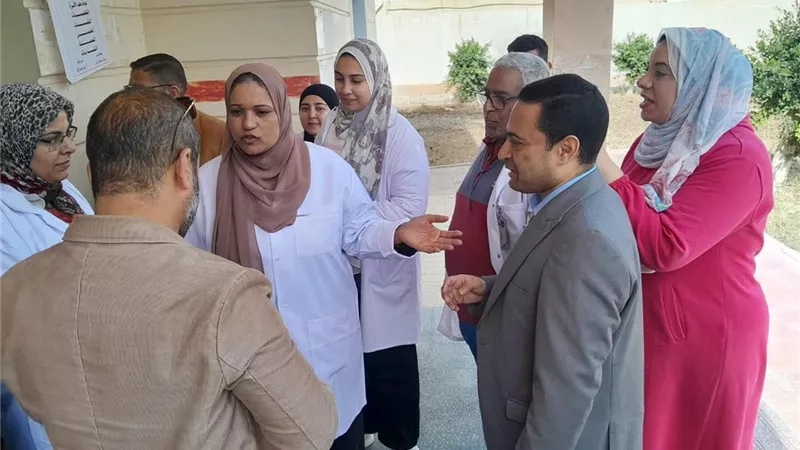 وكيل صحة دمياط يشهد تقديم خدمات كشف طبي متكامل بكفر سعد 