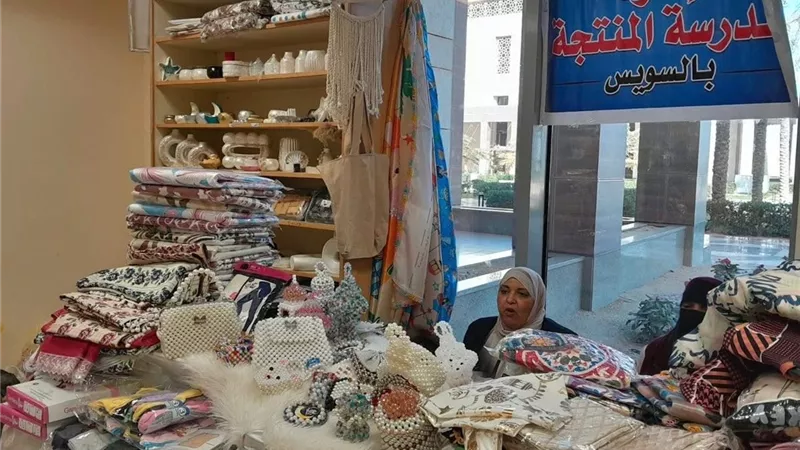«ثريا منصور» تقود تعليم السويس لنجاح مميز في معرض المدرسة المنتجة