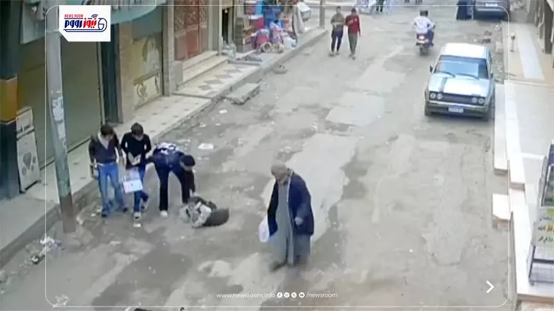 بالوعة مكشوفة تبتلع طفلا وحقيبة مدرسية تنقذه من فخ الموت في المنيا