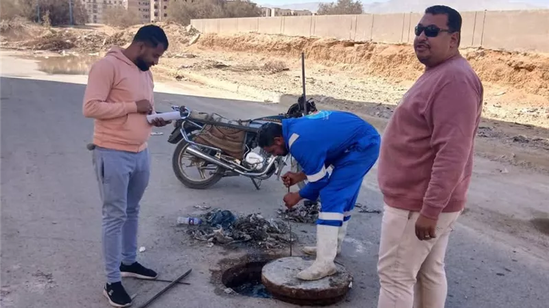 حملات مكثفة للنظافة وصيانة المرافق بحي عتاقة في محافظة السويس