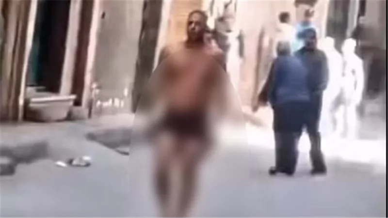 حالة فزع في الإسكندرية بعد ظهور رجل بملابس داخلية وسلاح أبيض بالشارع