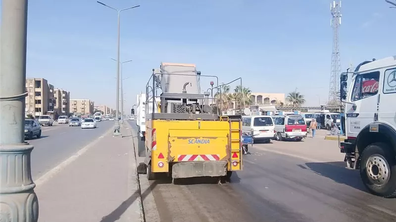 حملات مكثفة لأعمال الكنس الآلي ورفع المخلفات بحي فيصل بالسويس