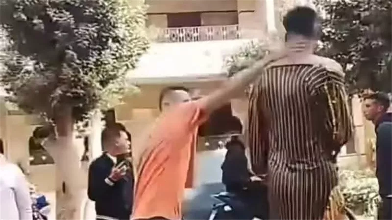 «النهارده ربنا جابلي حقي».. إسلام ضحية واقعة «الملابس النسائية» يعلق 
