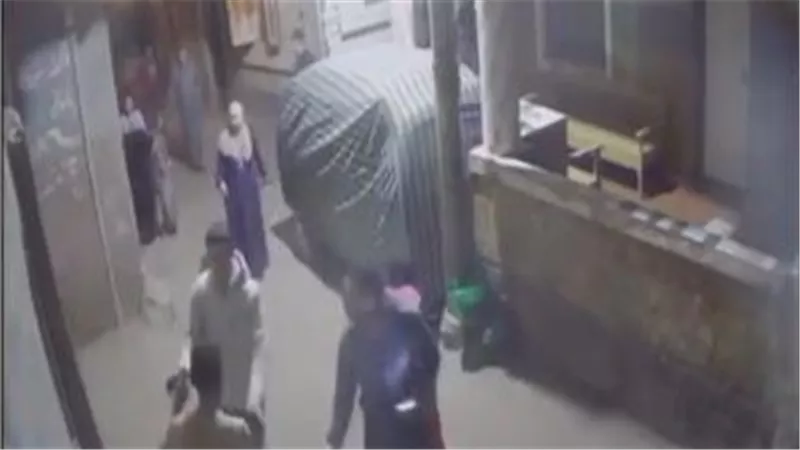 ضبط مريض نفسي تعدى على أسرة وخلع ملابسه في بنها بالقليوبية