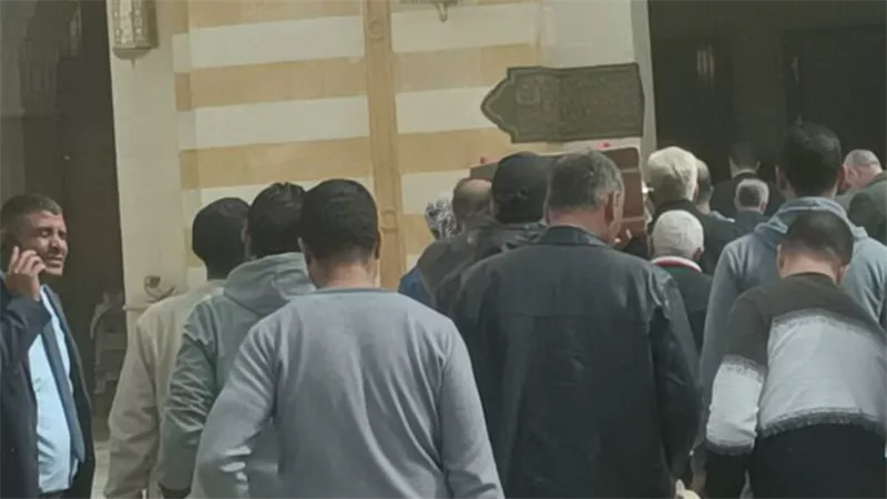 تشييع جثمان شاب لق مصرعه حرقا بسبب خلافات جيرة بكفر شكر بالقليوبية