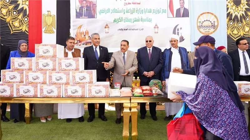 مبادرة توزيع المساعدات الغذائية على الأسر الأولى بالرعاية بمطروح