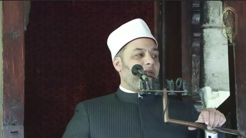 مصدر تشريعي مفسر للقرآن.. خطيب الجامع الأزهر يرد على منكري السنة