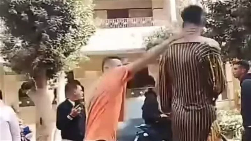 كشف ملابسات فيديو إجبار عامل على ارتداء ملابس نسائية والتعدي عليه بالضرب ببنها