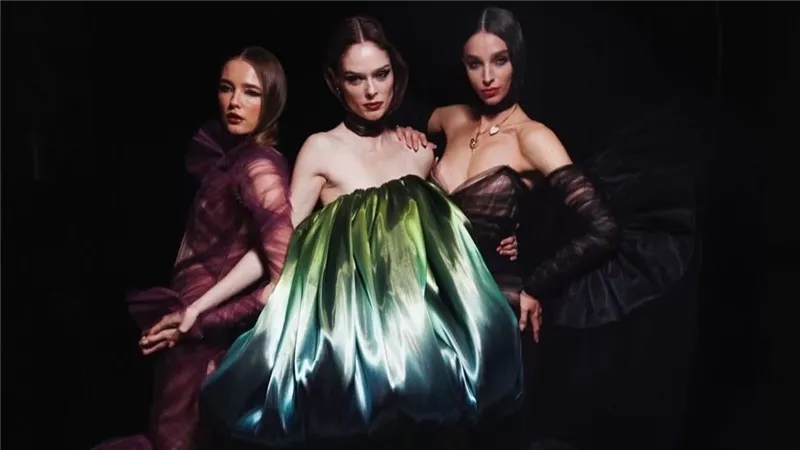 عرض أزياء المصمم الأمريكي Christian Siriano بلمسات فنية مبتكرة 