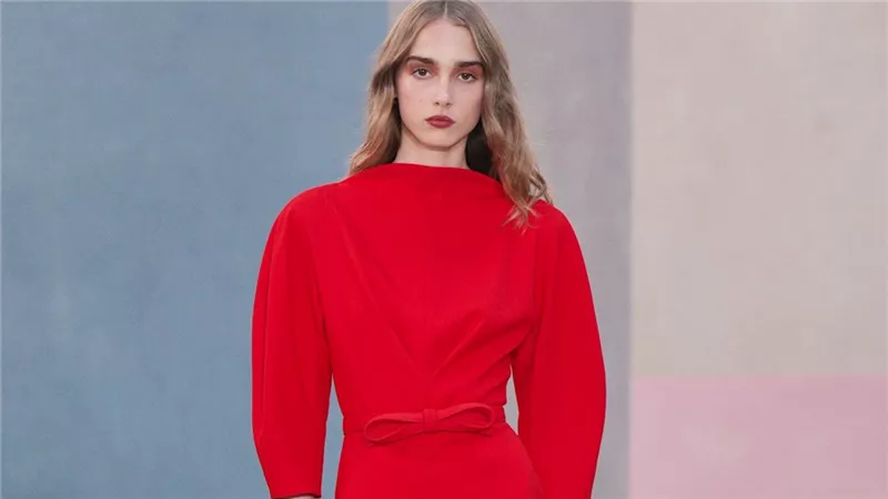 مجموعة كارولينا هيريرا تحبس الأنفاس في أسبوع نيويورك للموضة 