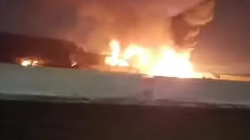 حريق يلتهم سيارة نقل أعلي الطريق الدائري باتجاه حلوان