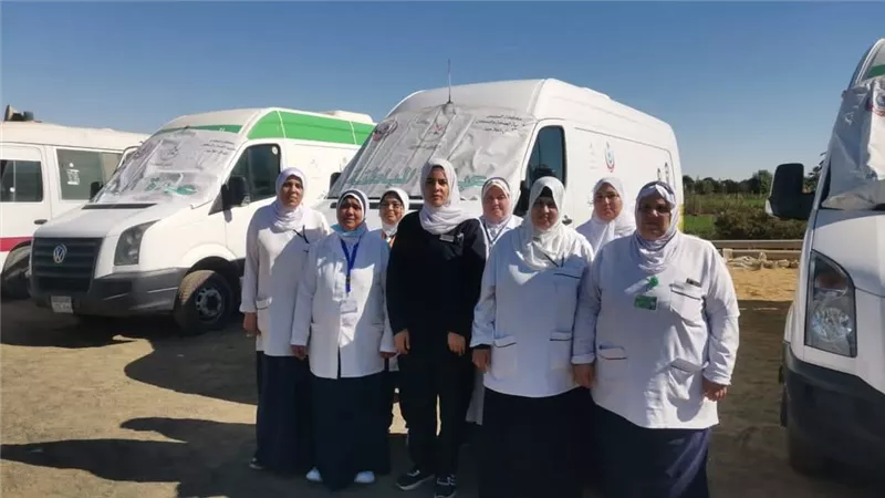 تقديم الخدمات الطبية والكشف على 604 مواطنين بالقافلة العلاجية بمنطقة عيون موسي