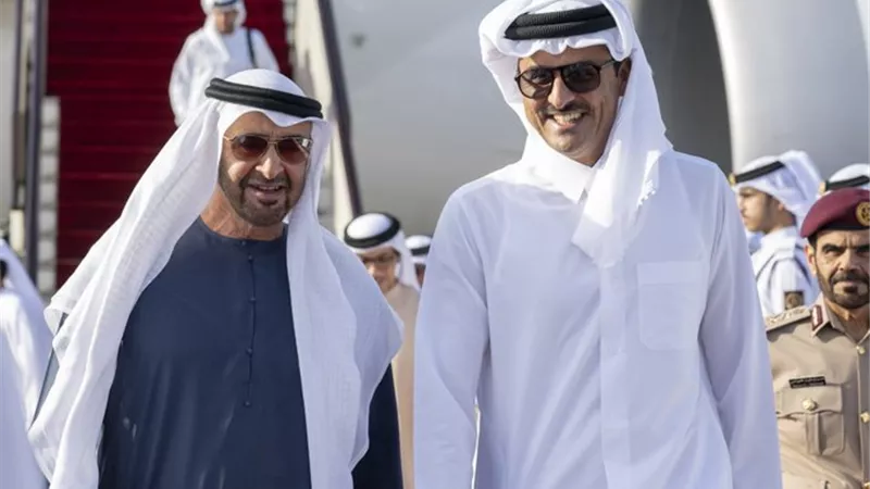 بعد زيارة السيسي.. أمير قطر يصل الإمارات ورئيس الدولة في المقدمة المستقبلية