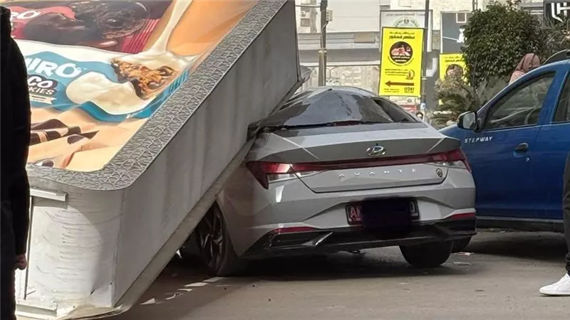  سقوط لوحة إعلانات ضخمة على سيارتين ملاكي بمدينة نصر 