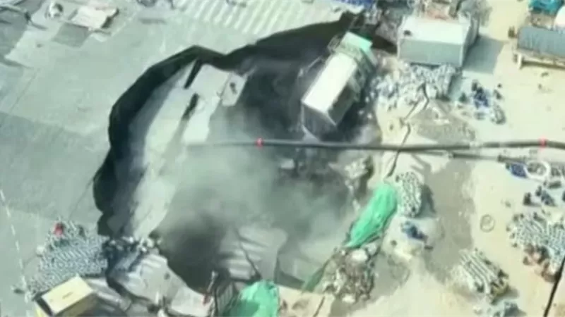 حفرة ضخمة تبتلع طريق وجزء من موقع بناء في وسط مدينة شنجهاي