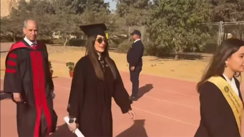 لابسة بالطو التخرج.. أمينة خليل تخطف الأنظار في حفل تخرج الجامعة الأمريكية 