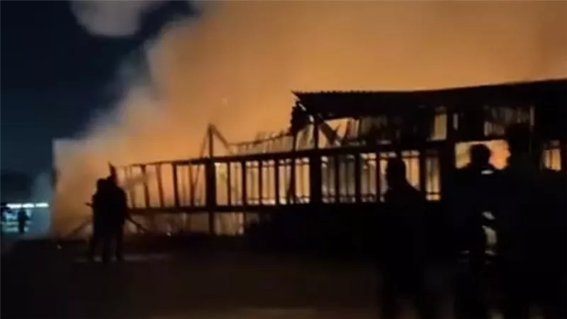 حريق هائل يلتهم كافيه أوسـين بشارع خمسة في رأس البر الساحلية