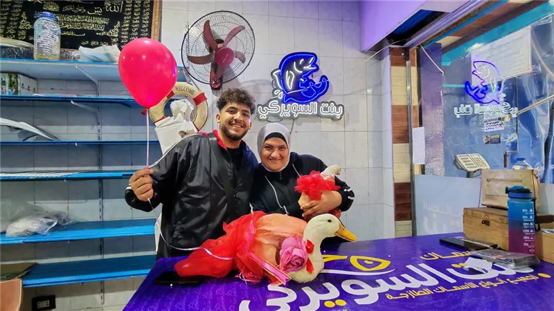 بالفيديو والصور.. شاب يهدي والدته بطة وفرخة رمضان في عيد الحب ببورسعيد
