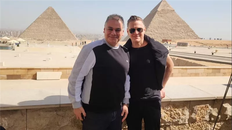 الفنان العالمي براين آدمز وأسرته يزورون أهرامات الجيزة