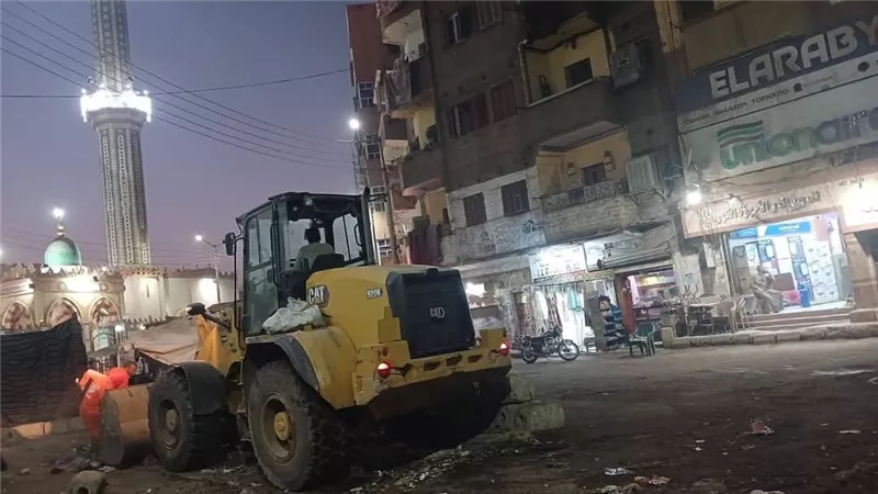 رئيس محلية قوص يباشر جهود العاملين بمرفق النظافة بالشوارع |صور