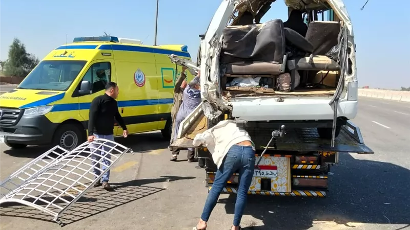 مصرع  شخصين وإصابة 14 آخرين إثر وقوع حادث تصادم سيارتين ميكروباص بالبحيرة