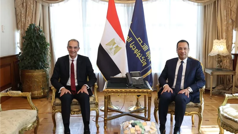 وزير الاتصالات الجديد يثمن إنجازات عمرو طلعت ويستعرض ملفات التحول الرقمي
