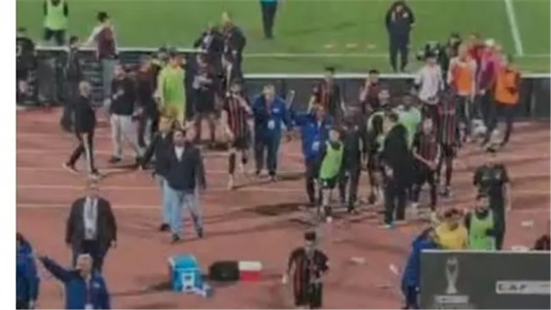 الأهلي والجيش الملكي.. الشناوي يتدخل لتهدئة الجماهير بعد إلقاء الزجاجات