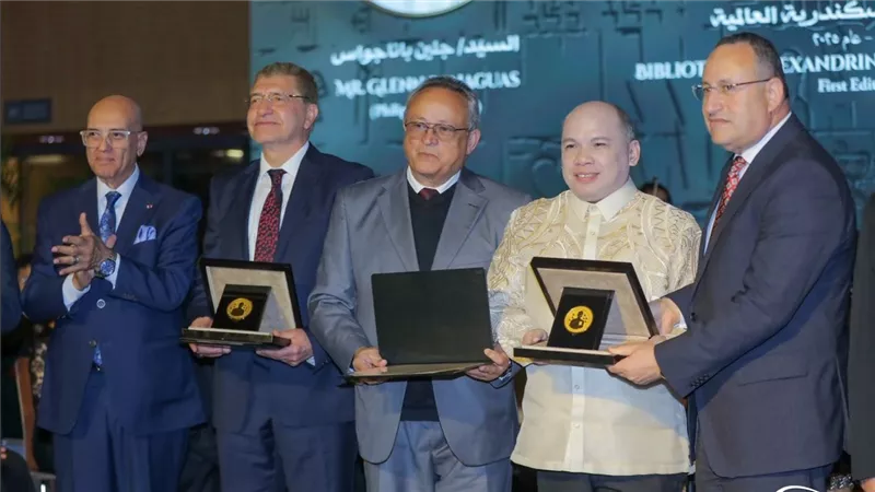 قنصوة وأحمد زايد يسلمان جائزة مكتبة الإسكندرية للفائزين في احتفالية كبرى | صور