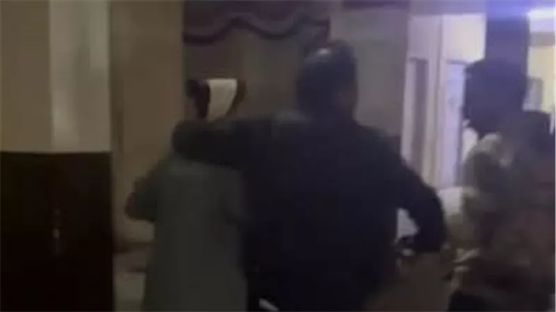 اصطحب سيدة إلى داخل المدرسة ليلا.. وقف عامل 3 أشهر وإحالته للنيابة العامة