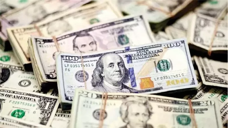 الدولار يقلّص مكاسبه الأسبوعية بعد إعلان ترامب عن رسوم جديدة