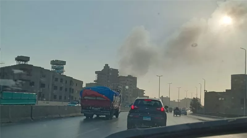 تصاعد أدخنة كثيفة أعلي عقار بالطريق الدائري بالقاهرة 