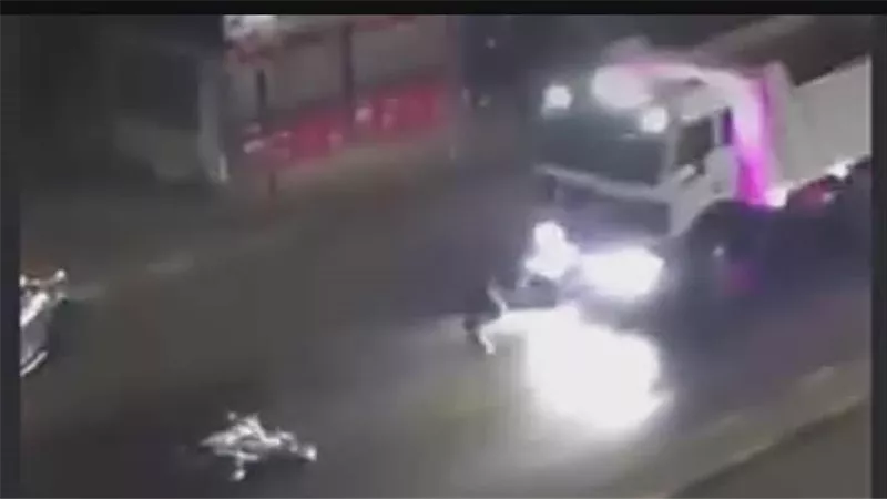 سائق تريلا يدهس شاب بشارع  بمنطقة المطرية ويفر هارباً