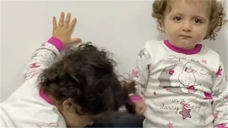 مفاجأة.. مراحل تطور أشهر طفلتين في استيكرز الواتساب
