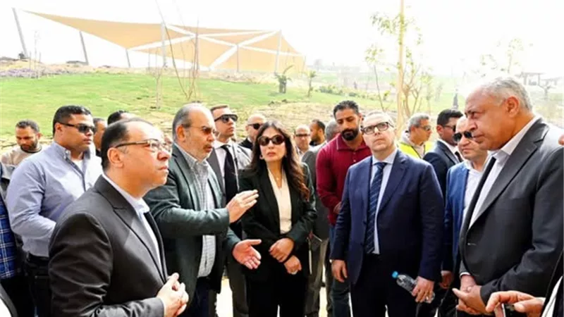 وزيرة الإسكان تقوم بجولة موسعة بمشروع 