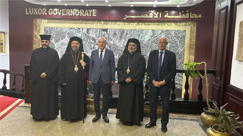  البطريرك إبراهيم إسحق والأنبا عمانوئيل في زيارة ودية لمحافظ الأقصر