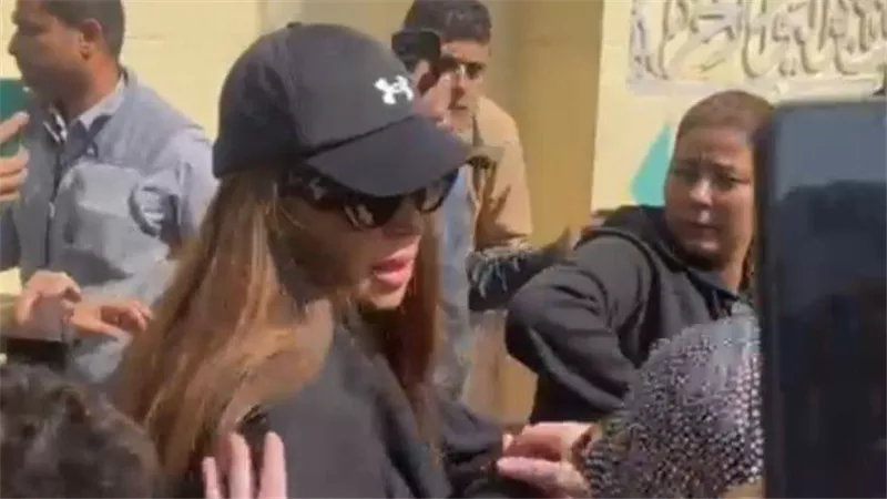 بحضور أشرف زكي.. نجوم الفن يشاركون في تشييع جنازة والدة ريم مصطفى |صور