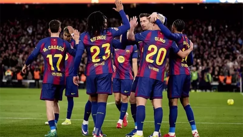 هانز فليك يعلن قائمة برشلونة لملاقاة جيرونا اليوم في الدوري الإسباني