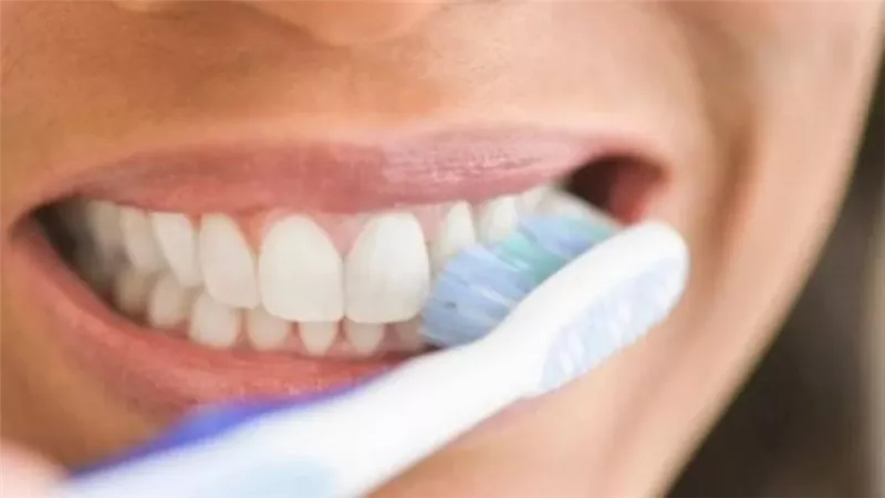 تنظيف الأسنان 3 مرات يوميا يحميك من أكثر من 50 مرضا 	