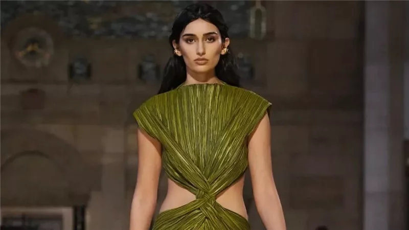عرض أزياء Cult Gaia يظهر إبداعات الاناقة العصرية بأسبوع نيويورك للموضة