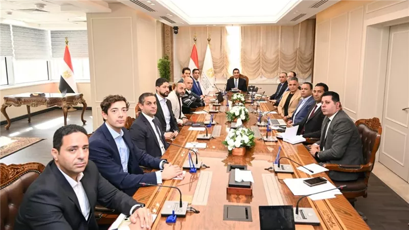 وزير الشباب والرياضة يناقش استعدادات تنفيذ ماراثون المتحف الكبير