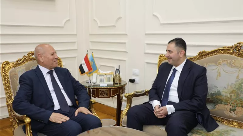 إبراهيم صابر يلتقي محافظ دمياط الجديد ويهديه درع المحافظة 