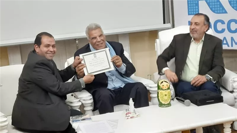 تصفيق ودرع وتورتة الـ80.. ليلة تكريم إبداع إبراهيم عبد المجيد في المركز الروسي