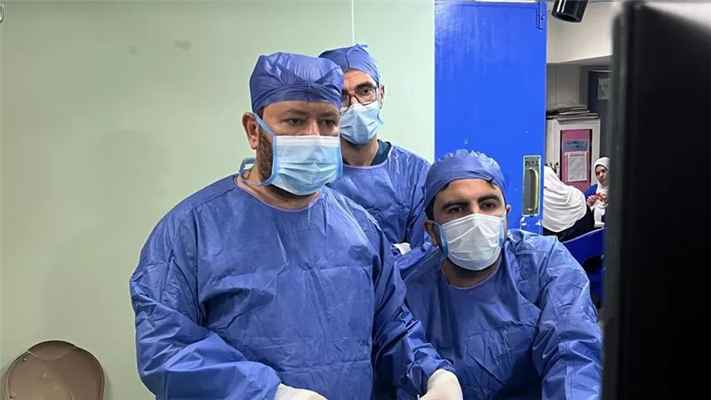 جراحة مجهرية دقيقة ببنها تنقذ رضيعا عمره يومان من انسداد مريئي نادر