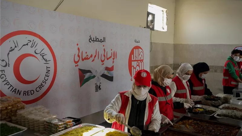 مطبخ الهلال الأحمر بالشيخ زويد يقدم مليون وجبة للفلسطينيين في غزة