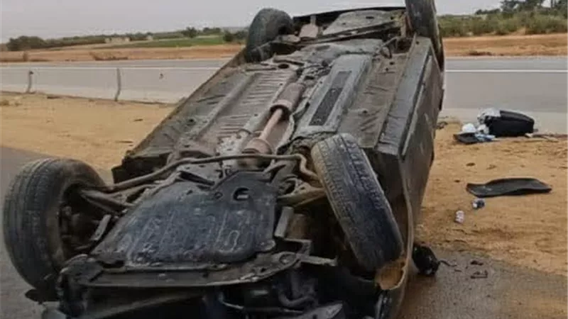 انقلاب سيارة ملاكي أعلى الطريق الدائري بالمعادي.. ورفع آثار الحادث لتسيير المر