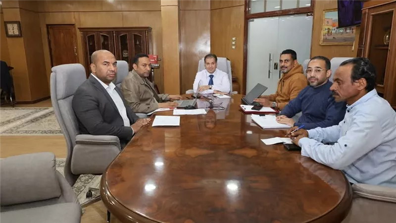 رئيس جامعة قنا يتابع ما تم إنجازه في تطبيق 
