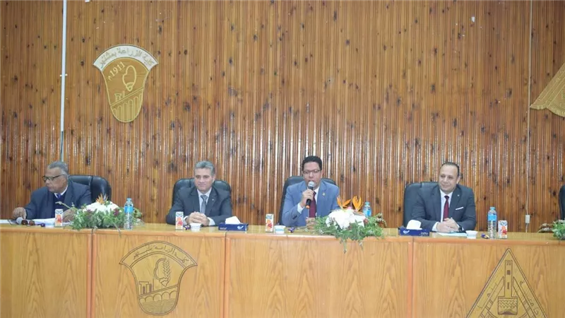 رئيس جامعة بنها يترأس مجلس كلية الزراعة ويكرم عمداء الكلية السابقين